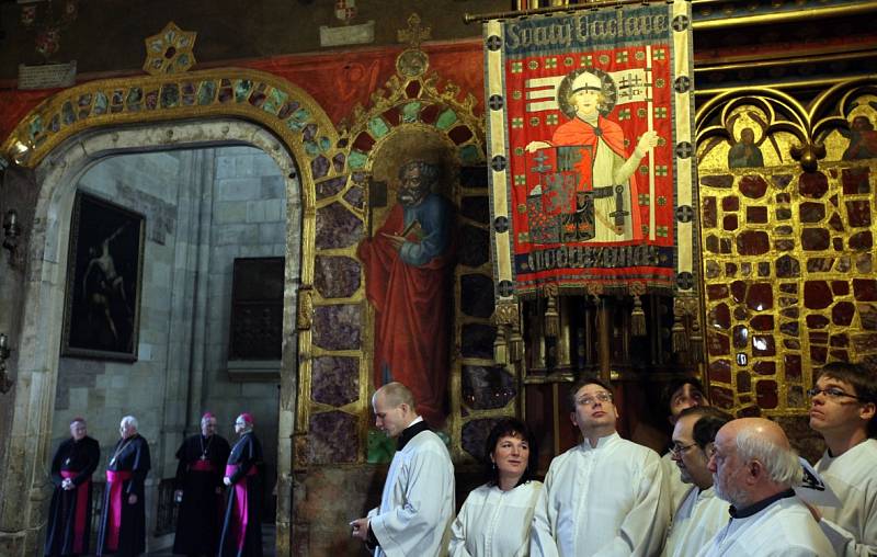 Miloš Zeman a krátká pobožnost v katedrále sv. Víta. 