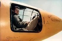 Americký pilot Chuck Yeager v kokpitu stroje Bell X-1, ve kterém jako první člověk při plně řízeném letu překonal rychlost zvuku.