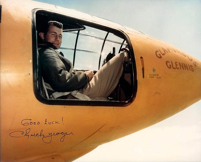 Americký pilot Chuck Yeager v kokpitu stroje Bell X-1, ve kterém jako první člověk při plně řízeném letu překonal rychlost zvuku.