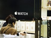 Americká společnost Apple nebude moci zahájit prodej svých nových chytrých hodinek ve Švýcarsku nejméně do konce letošního roku. Důvodem je spor o právo na duševní vlastnictví.