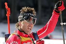 Ole Einar Bjoerndalen v cíli sprintu na 10 kn ve slovinské Pokljuce