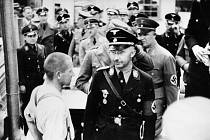 Nacistický pohlavár Heinrich Himmler při návštěvě koncentráku Dachau v roce 1936. Právě Himmler nařídil zřízení tohoto tábora v březnu 1933.