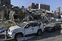 Lidé prohledávají explozí zničené budovy v libanonském Bejrútu, 5. srpna 2020