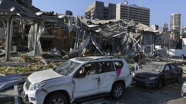 Lidé prohledávají explozí zničené budovy v libanonském Bejrútu, 5. srpna 2020