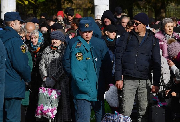 Rusko se chystá na stažení armády a okupační správy z Chersonu, evakuace obyvatel pokračuje.