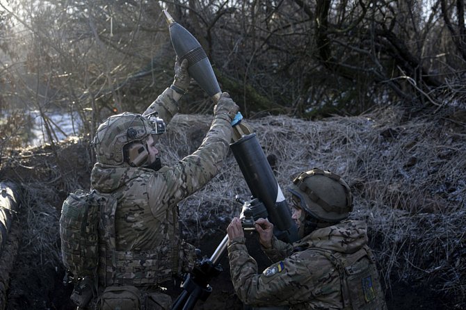 Ukrajinští vojáci u Bachmutu připravují k palbě finský 120 mm minomet, 11. ledna 2023.