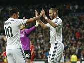 Benzema slaví s Jamesem vítězný gól Realu Madrid.