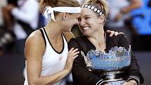 Lucie Šafářová (vlevo) a Bethanie Matteková-Sansová oslavují triumf na Australian Open.