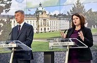 Premiér Andrej Babiš a ministryně práce a sociálních věcí Jana Maláčová (ČSSD) hovoří na tiskové konferenci po schůzi vlády 2. září 2019 v Praze.