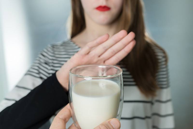 Někdo mléčné potraviny odmítá, někdo na ně nedá dopustit. Co když ale nejste schopni mléko strávit? Jedná se o tzv. intoleranci laktózy (nesnášenlivost mléčného cukru) z důvodu nedostatku či úplné absence enzymu laktázy, která ve střevě laktózu štěpí