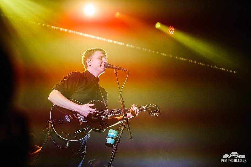 GEORGE EZRA ve vyprodaném Foru Karlín. Do Prahy se vrátí v květnu.