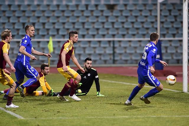 Dukla - Liberec: Tomáš Koubek sleduje míč