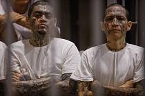 Věznice CECOT v El Salvadoru je prý nejdrsnější věznice světa.