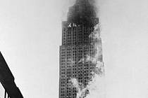 Hořící Empire State Building po nárazu bombardéru