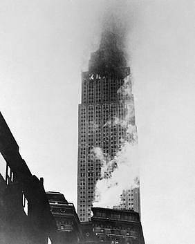 Hořící Empire State Building po nárazu bombardéru