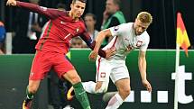 Cristiano Ronaldo z Portugalska (vlevo) a  Jakub Blaszczykowski z Polska