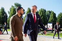 Premiér Petr Fiala (ODS) uvítal v zahradě pražské Strakovy akademie ukrajinského prezidenta Volodymyra Zelenského