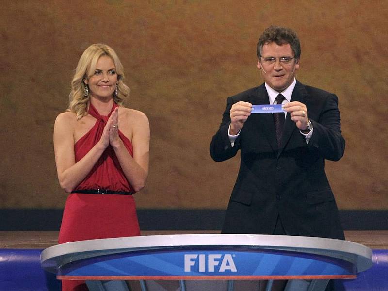 Los řídili generální sekretář FIFA Jérome Valcke a herečka Charlize Theronová.