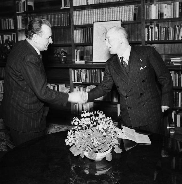 Edvard Beneš podal abdikaci do rukou premiéra Klementa Gottwalda