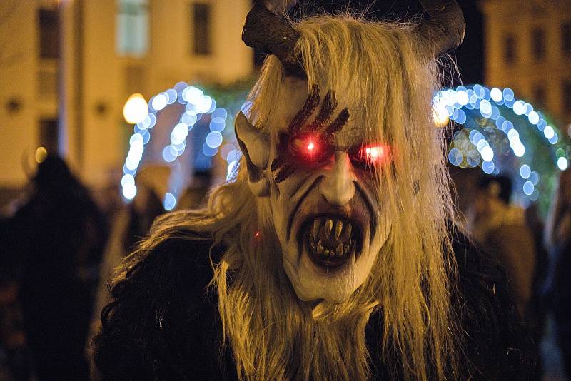 Průvod krampusů loni prošel výstavištěm v Mladé Boleslavi