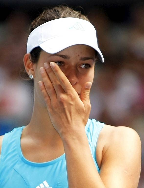 Ana Ivanovičová pláče během ceremoniálu po finále Australian Open.