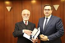 Ministr zahraničí Jan Lipavský (vpravo) ocenil v Londýně bývalého velvyslance Pavla Seiftera Medailí za zásluhy o českou diplomacii