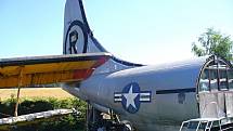 KC-97 (FUEL TANKER). Zadní část obřího tankovacího letadla. Jde o největší „kus“ amerického letadla v Air Parku