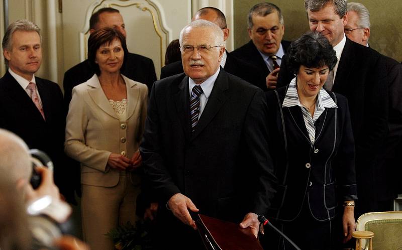 Očekávaný duel prezidentských kandidátů, současného prezidenta Václava Klause (na snímku uprostřed) a Jana Švejnara, proběhl 29. ledna v Praze na senátorském klubu ČSSD.