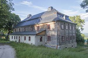 Kittelův dům, tzv. Burk, uprostřed vsi Krásná, součásti obce Jistebsko (Pěnčín)