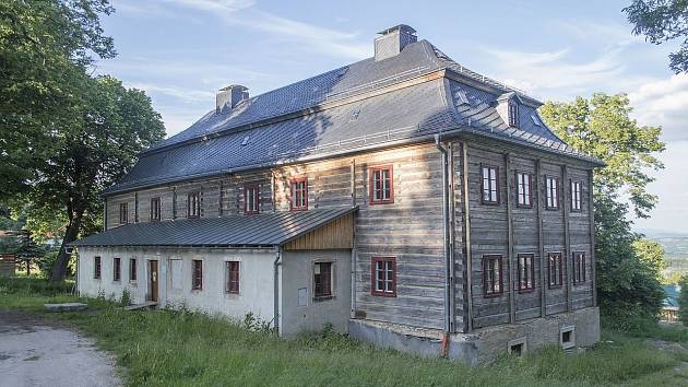 Kittelův dům, tzv. Burk, uprostřed vsi Krásná, součásti obce Jistebsko (Pěnčín)