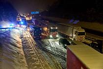 Na německých dálnicích kvůli sněhu a náledí uvízly stovky aut.