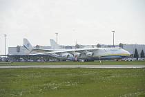 Největší letoun světa Antonov An-225 Mrija (na snímku z 10. května 2016)