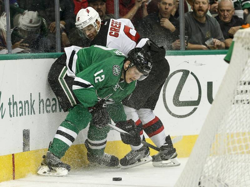 Radek Faksa z Dallasu (vlevo) a  Andy Greene z New Jersey.