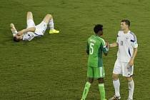 Nigérie porazila Bosnu. Efe Ambrose utěšuje Edina Džeka