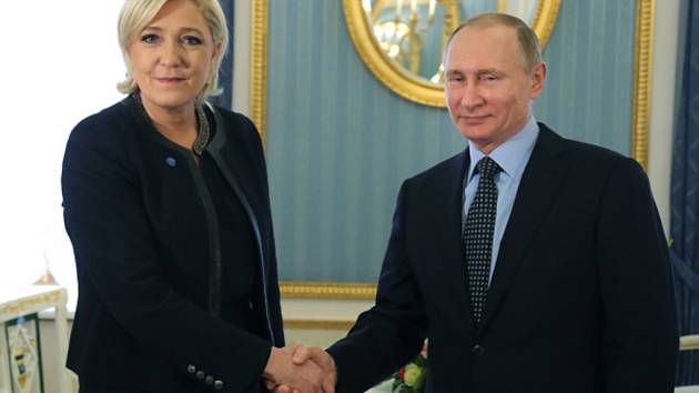 Kandidátka na prezidentku Francie Marine Le Penová a ruský prezident Vladimir Putin.
