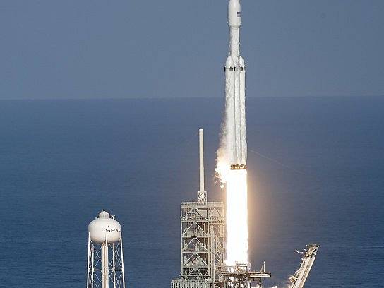 Raketa Falcon Heavy miliardáře Elona Muska odstartovala do vesmíru