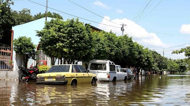 Nejhorší situace je v Paraguayi, kde voda vyhnala z domovů zhruba 130.000 lidí a prezident Horacio Cartes vyhlásil stav nouze, aby mohl uvolnit více než 3,5 milionu dolarů z fondu přírodních katastrof. 
