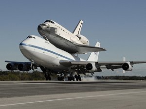 Raketoplán Endeavour při transportu na Boeingu 747 při přístání na letišti na Mysu Canaveral.