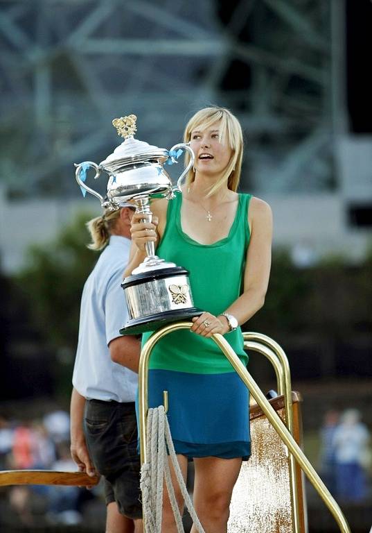 Maria Šarapovová ukazuje dobytou trofej při cestě po řece Yarra v Melbourne.