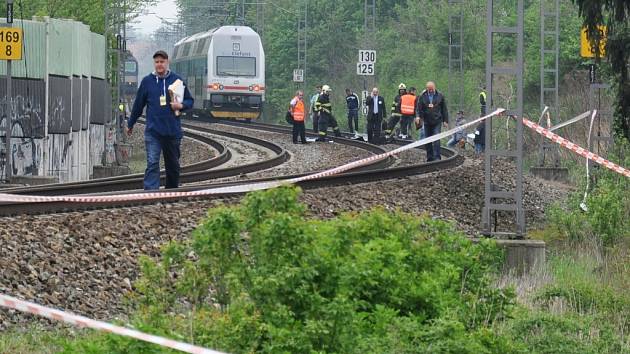 Sebevraždu skokem pod vlak spáchala v úterý 29. dubna zpěvačka Iveta Bartošová.