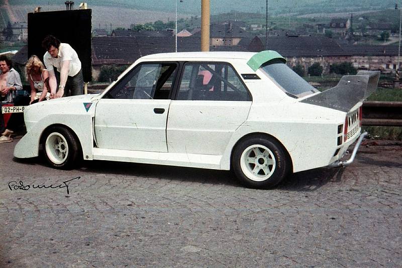 Sejkova Škoda Dakos postavená na základech stodvacítky jezdila v roce 1979 nejdříve s motorem o objemu 1150 cm3, dvojicí karburátorů Weber a laděným výfukovým potrubím.