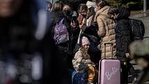 Lidé prchající z Ukrajiny přicházejí na Slovensko přes hraniční přechod Uble (Ubľe), 27. února 2022. Slovensko uvedlo, že po ruské vojenské operaci na Ukrajině vpustí do země prchající Ukrajince.