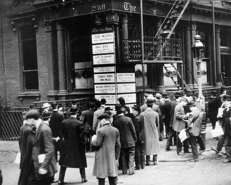 Newyorčané se sběhli před budovu novin Sun, aby si poslechli nejnovější zprávy o tom, kdo tragédii Titaniku přežil