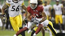 Larry Fitzgerald z Arizony (v červeném) uniká soupeřům z Pittsburghu.