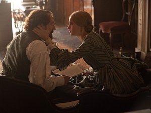 TAJNÉ CITY. Ralph Fiennes a Felicity Jonesová v rolích Charlese Dickense a jeho pozdní lásky ve filmu Vášeň mezi řádky.  