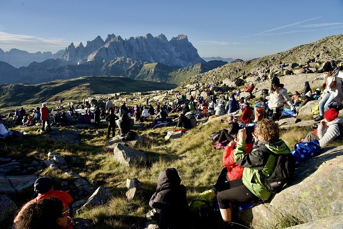 Jedinečný festival v italských Dolomitech kombinuje špičkovou hudbu, přírodu a túru v horách. Tóny Dolomit, koncert na Col Margherita, 2500 metrů nad mořem