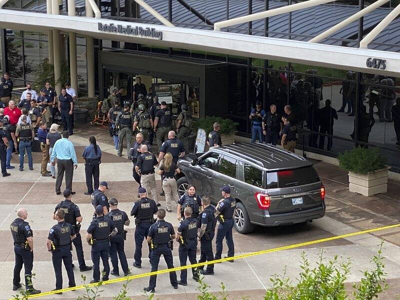 Policisté před nemocnicií Saint Francis Hospital ve městě Tulsa, kde neznámý útočník vyzbrojený puškou a pistolí zabil 1. června 2022 čtyři lidi a další zranil.