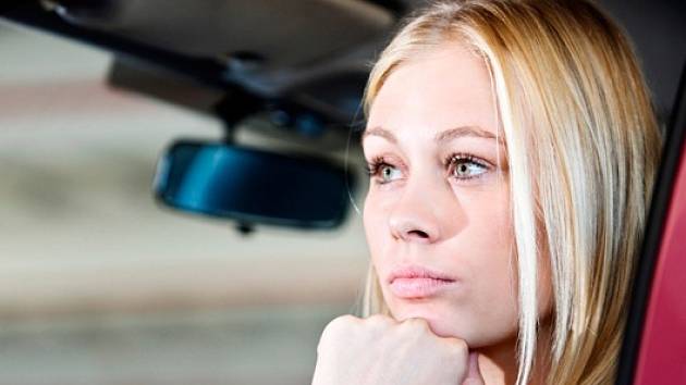 Mladé ženy čelí za volantem většímu riziku.