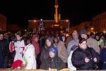Na tři stovky lidí si přišly ve středu v podvečer zazpívat koledy s Deníkem na znojemské Masarsykovo náměstí. Tón udával pěvecký sbor při ZŠ Pražská.