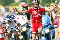 Francouzský jezdec Sylvain Chavanel ze stáje Cofidis slaví vítězství v 19. etapě Tour de France.